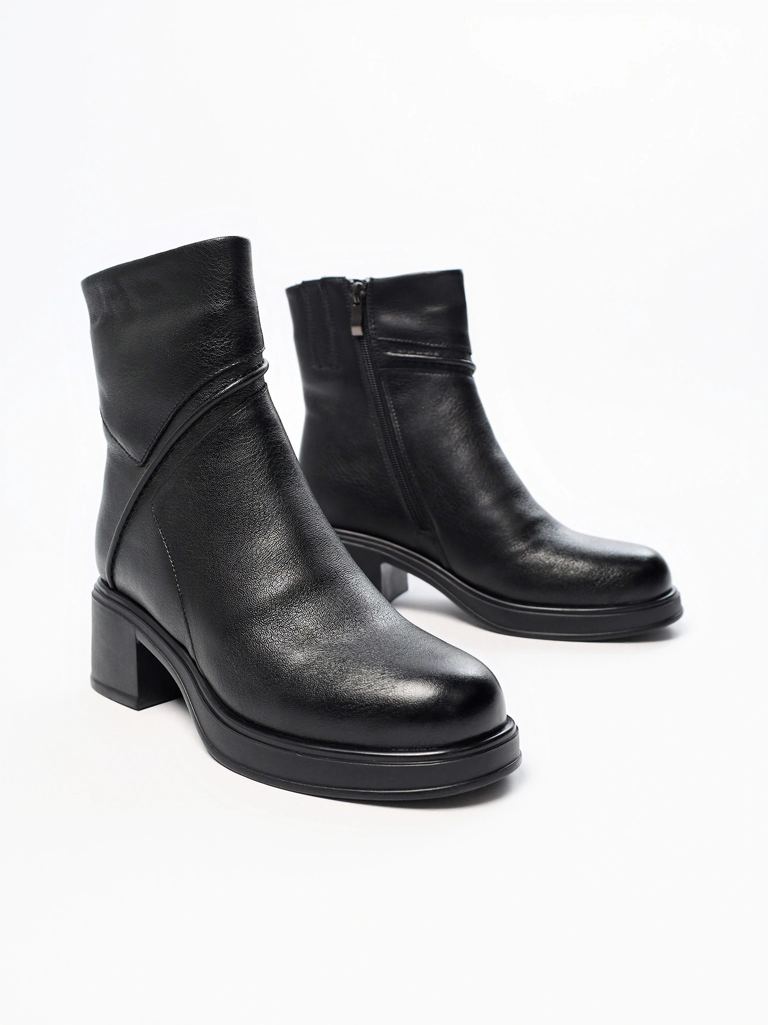 Ботинки черного цвета на высоком широком каблуке